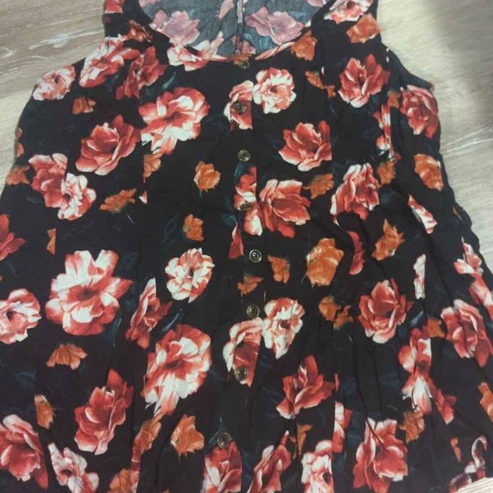 Torrid sleeveless blouse, red flowers, size 2x - Picture 1 of 3
